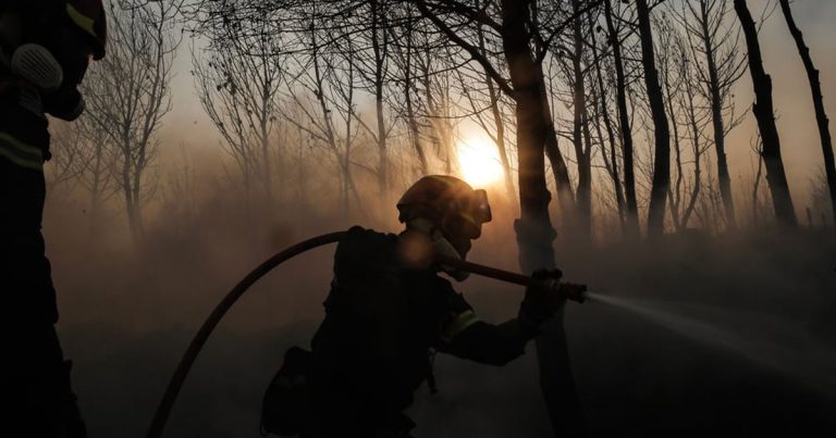 Συνεχίζεται η μάχη με τις φλόγες στη Σιδηρούντα Χίου